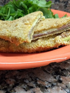 Una foto de Milanesas de berenjenas rellenas de jamón y queso