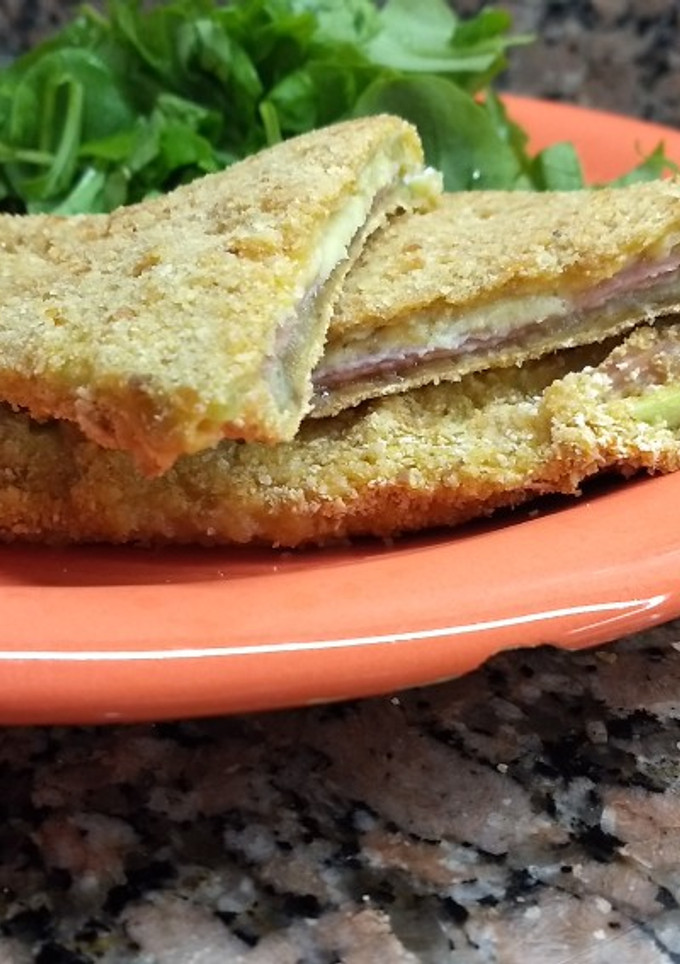 Una foto de Milanesas de berenjenas rellenas de jamón y queso