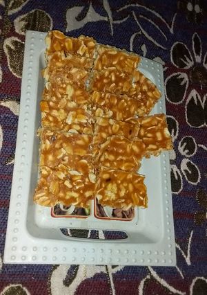 गुड़ मूंगफली चिक्की(Moongfali ki chikki recipe in Hindi) रेसिपी मुख्य फोटो