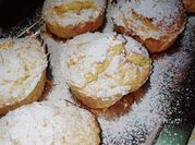 Una foto di muffin alle mele