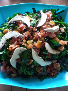 Una foto de Ensalada de espinaca con tocino y cariño