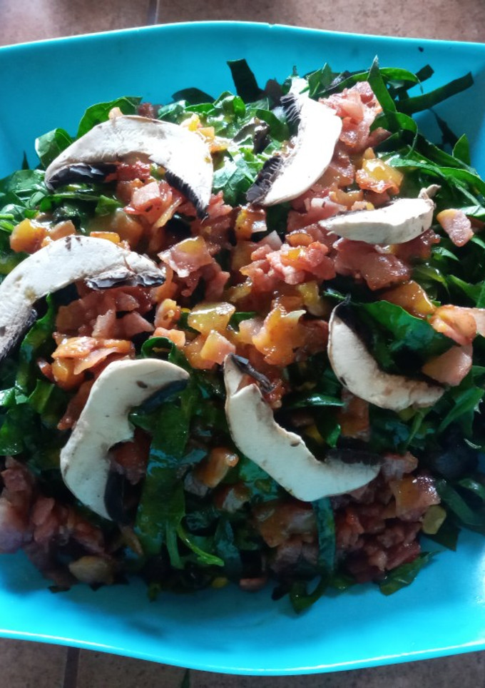 Una foto de Ensalada de espinaca con tocino y cariño