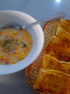 Foto resep Corn cream soup with garlic bread