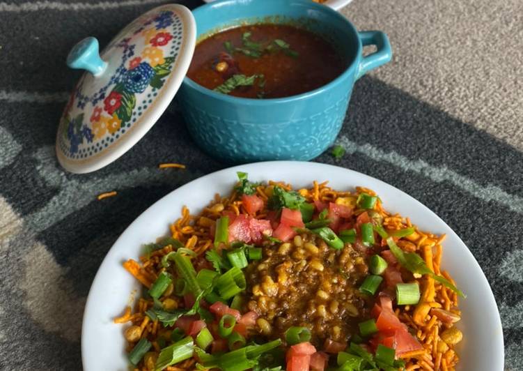 Steps to Make Award-winning Puneri Misal