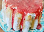 Une photo de charlotte fruits rouges