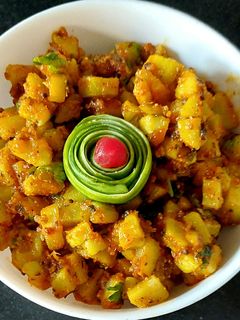 મહારાષ્ટ્રિયન કાકડી બેસન ભાજી (Maharashtrian Cucumber Besan Bhaji Recipe In Gujarati) રેસીપી મુખ્ય ફોટો