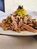 Tagliatelle di barbabietole con zucchine e acciughe
