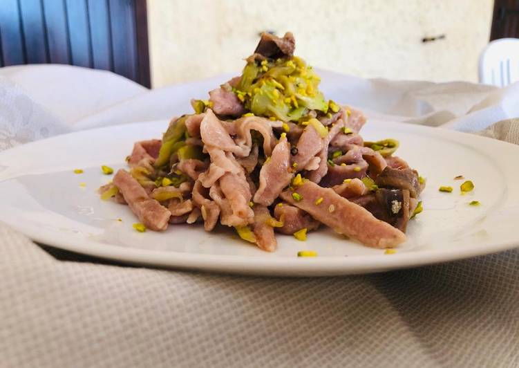 Tagliatelle di barbabietole con zucchine e acciughe