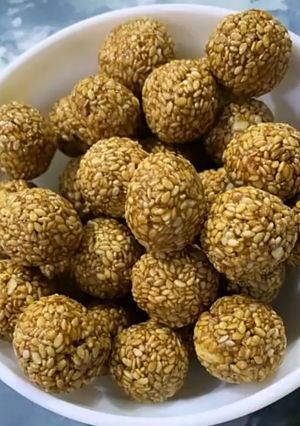 तिल के लड्डू (til ke ladoo recipe in Hindi) रेसिपी मुख्य फोटो