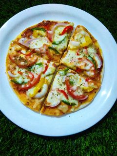 वेज लॉडेड पिज़्ज़ा (Veg Loaded pizza recipe in hindi) रेसिपी मुख्य फोटो