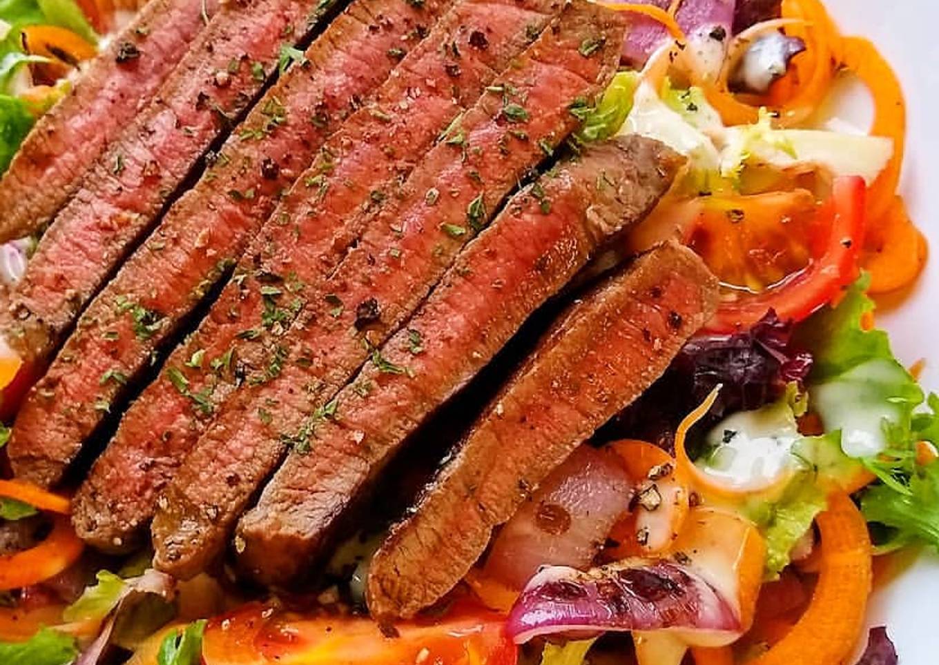 Seared Steak Salad With Charred Tomato & Onions