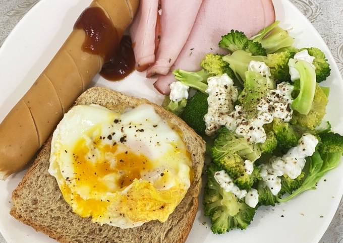 Egg on toast with sausage, ham and broccoli salad