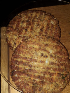 Una foto de Hamburguesa de lenteja y zanahoria ♡