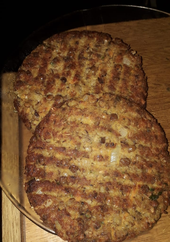 Una foto de Hamburguesa de lenteja y zanahoria ♡