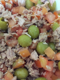 Una foto de Ensalada de Atún, Tomates y aceitunas rellenas
