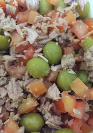 Una foto de Ensalada de Atún, Tomates y aceitunas rellenas