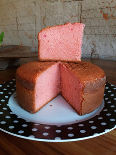 Una foto de Bizcochuelo rosa sabor vainilla