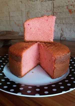 Una foto de Bizcochuelo rosa sabor vainilla