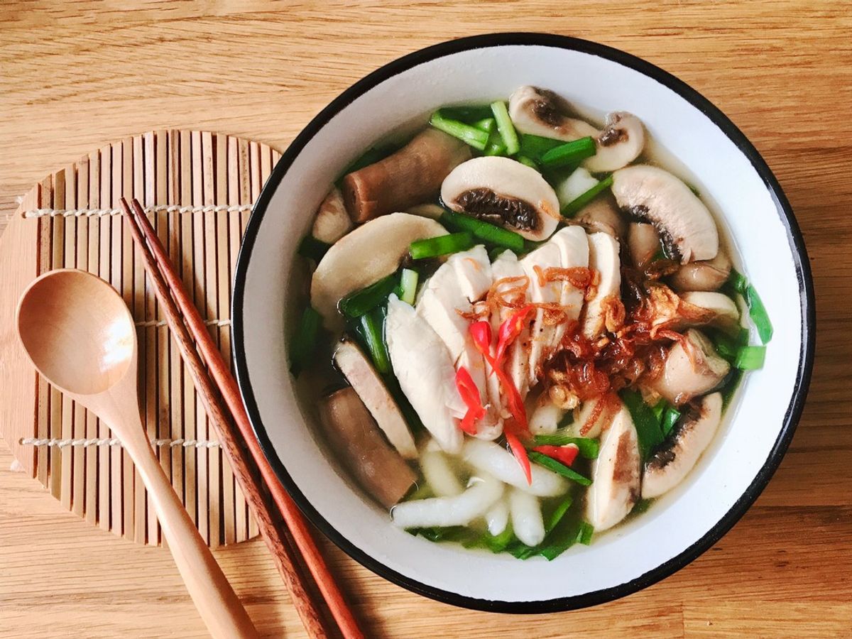 Bánh Canh Gà Nấm Hẹ
