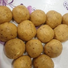 A picture of Besan ladoo.