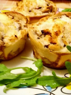 Una foto de Quichés de champiñones con queso parmesano