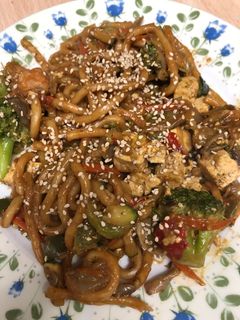 Una foto de 229. Udon con verduras y tofu (principal pasta)