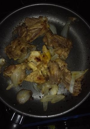 Una foto de Pollo con cebolla