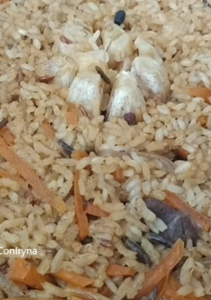 Una foto de Plov o Pilaf (Arroz con carne y especias)