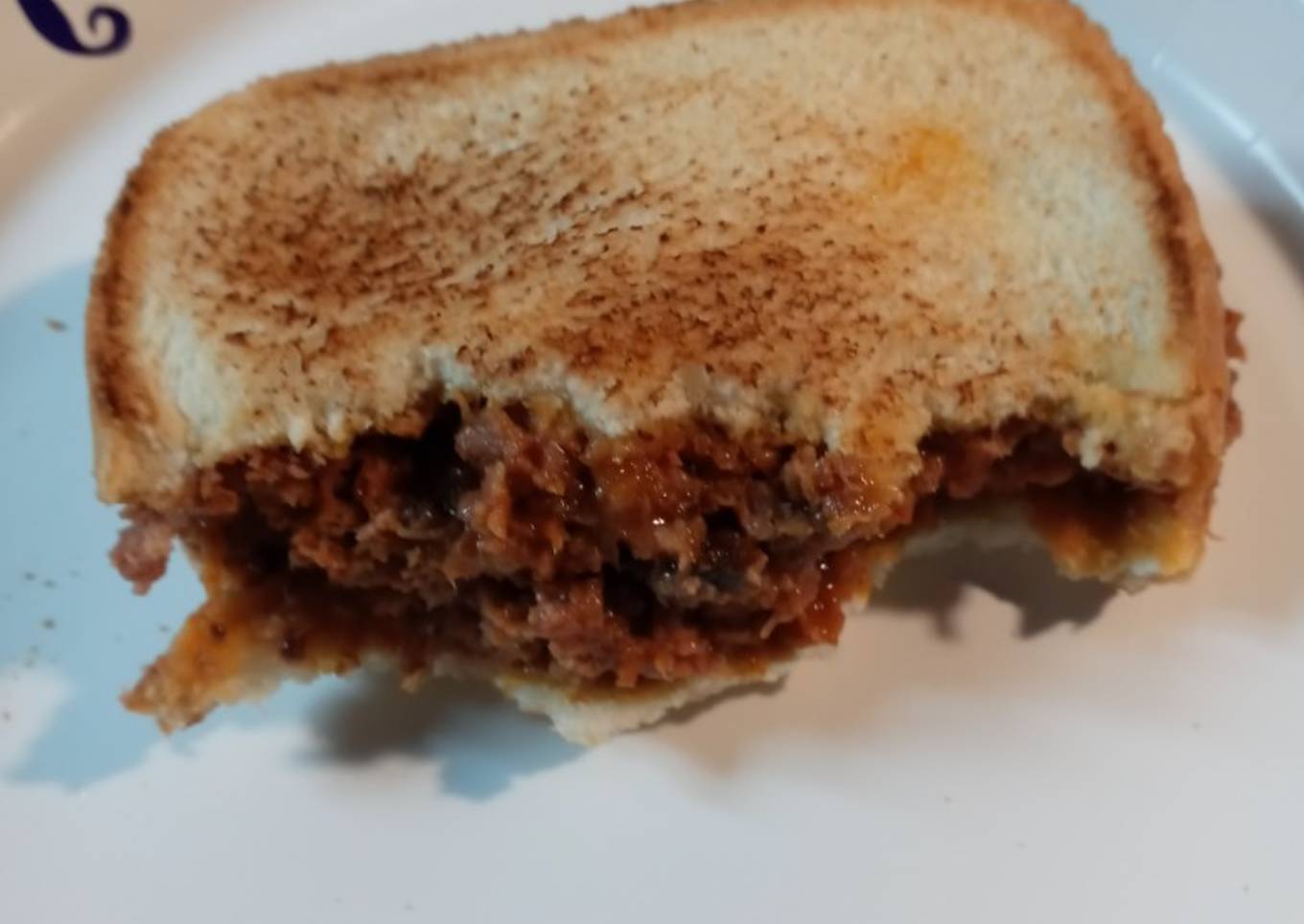 Lot 3 Crispy Beef Penne Sandwich