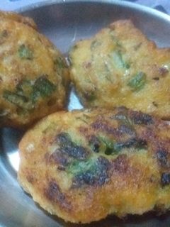 प्याज साग का मेंदू बड़ा (Spring Onion Flavoured Medu Vada Recipe in Hindi) रेसिपी मुख्य फोटो