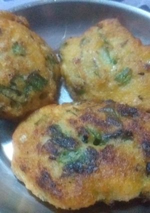 प्याज साग का मेंदू बड़ा (Spring Onion Flavoured Medu Vada Recipe in Hindi) रेसिपी मुख्य फोटो