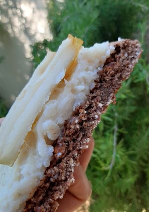 Una foto de ¿Galleta/tarta/tortita? De avena y chocolate con crema pastelera