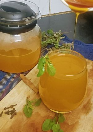 इम्यूनिटी बूस्टर काढ़ा (immunity booster kadha recipe in Hindi) रेसिपी मुख्य फोटो