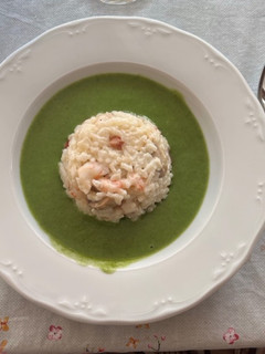 Una foto de Arroz cremoso de gamba y salteado de champiñones en crema de espinacas