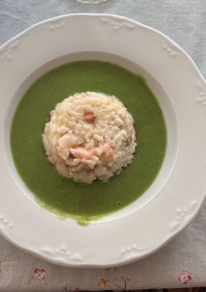 Una foto de Arroz cremoso de gamba y salteado de champiñones en crema de espinacas