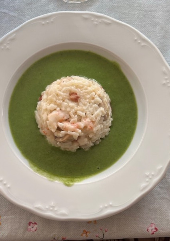 Una foto de Arroz cremoso de gamba y salteado de champiñones en crema de espinacas