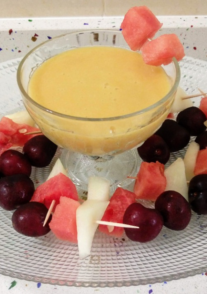 Una foto de Sorbete de melocotón y ciruela con pinchos de melón, sandía y guindas