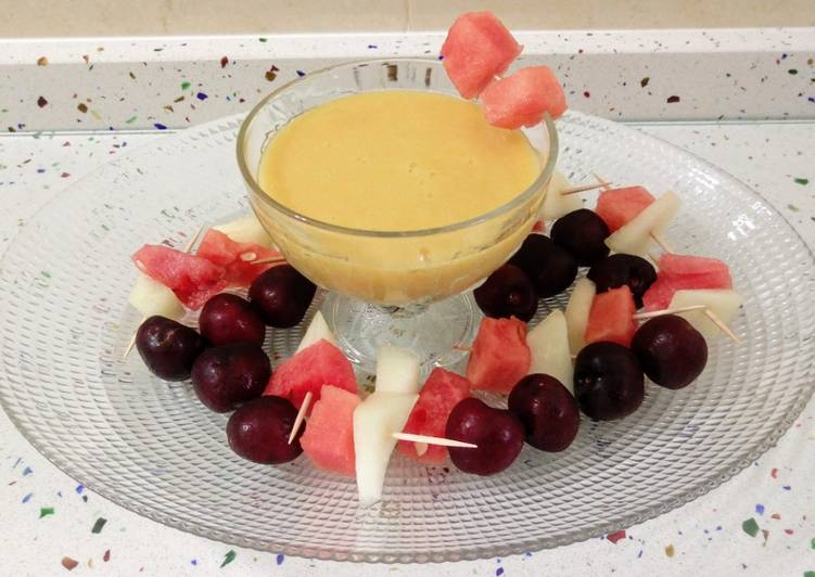 Sorbete de melocotón y ciruela con pinchos de melón, sandía y guindas