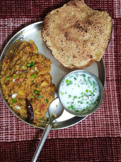 વઘારેલી ખીચડી (Vaghareli Khichdi Recipe In Gujarati) રેસીપી મુખ્ય ફોટો