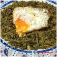 Espárragos silvestres con miga de pan y huevo frito