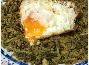 Foto principal de Espárragos silvestres con miga de pan y huevo frito