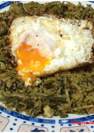 Una foto de Espárragos silvestres con miga de pan y huevo frito