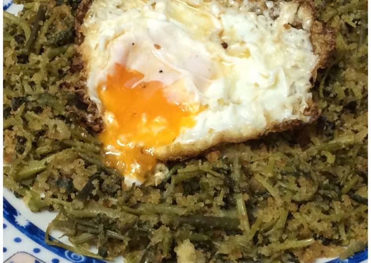 Espárragos silvestres con miga de pan y huevo frito