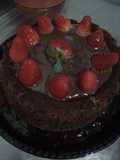 Bolo foundee de chocolate com morangos