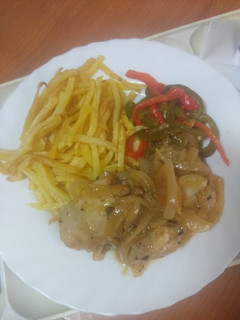 Una foto de Contramuslos de pollo en adobo con guarnición