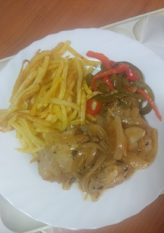 Una foto de Contramuslos de pollo en adobo con guarnición