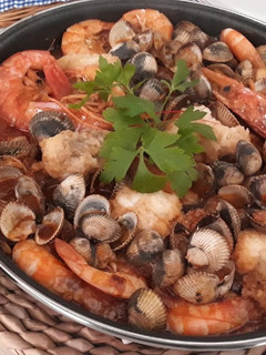 Una foto de Zarzuela de pescado y marisco