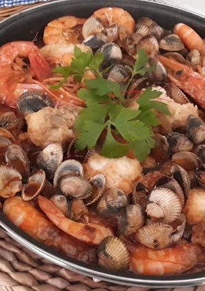 Una foto de Zarzuela de pescado y marisco