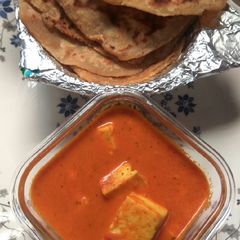 A picture of Shahi paneer with paratha.