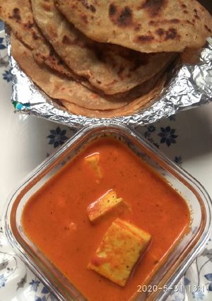 A picture of Shahi paneer with paratha.